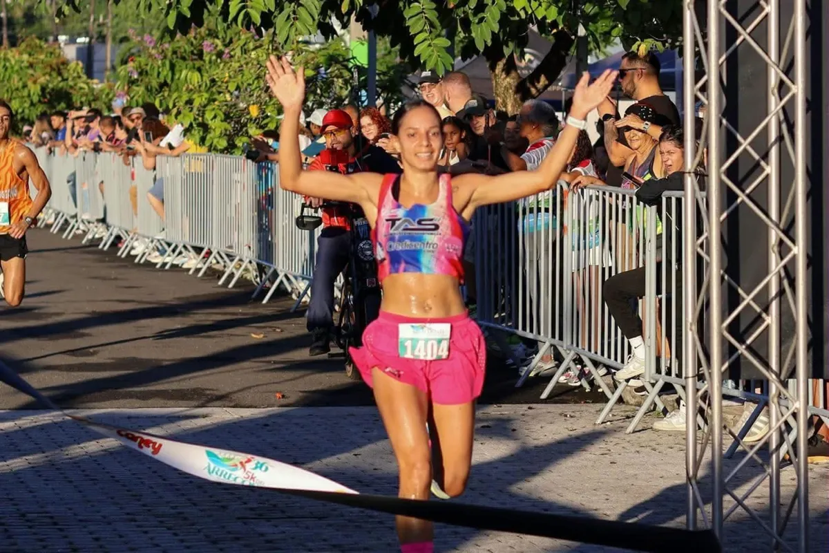Carolyn Burgos cruza la meta como campeona de la edici&oacute;n 36 del 5K del Arrecosta'o