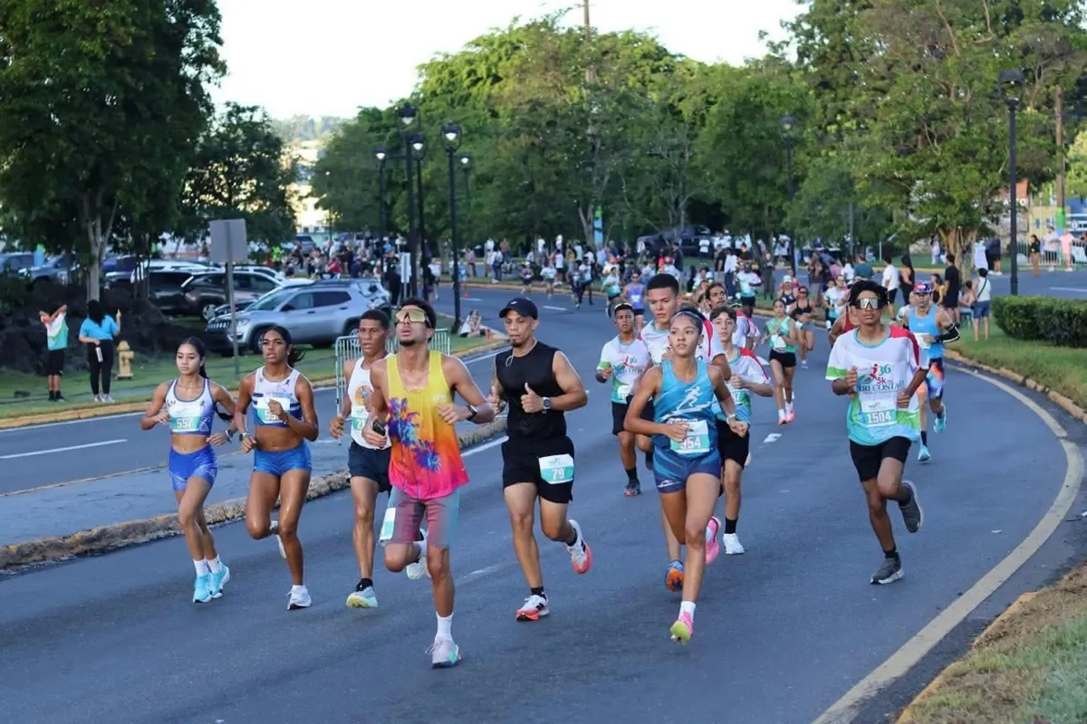 Corredores durante la ruta del 5K del Arrecosta'o en Trujillo Alto