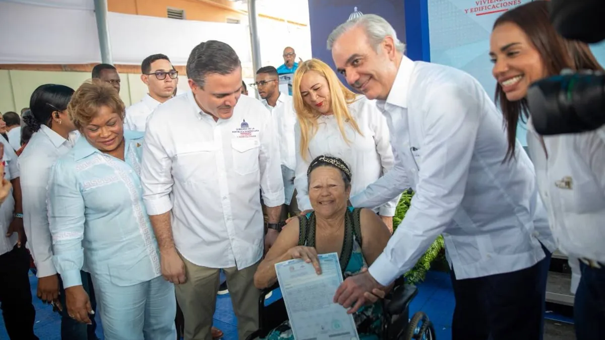 Abinader entrega 422 títulos de propiedad en Santo Domingo y 1,692 personas quedan como dueñas legales de sus casas