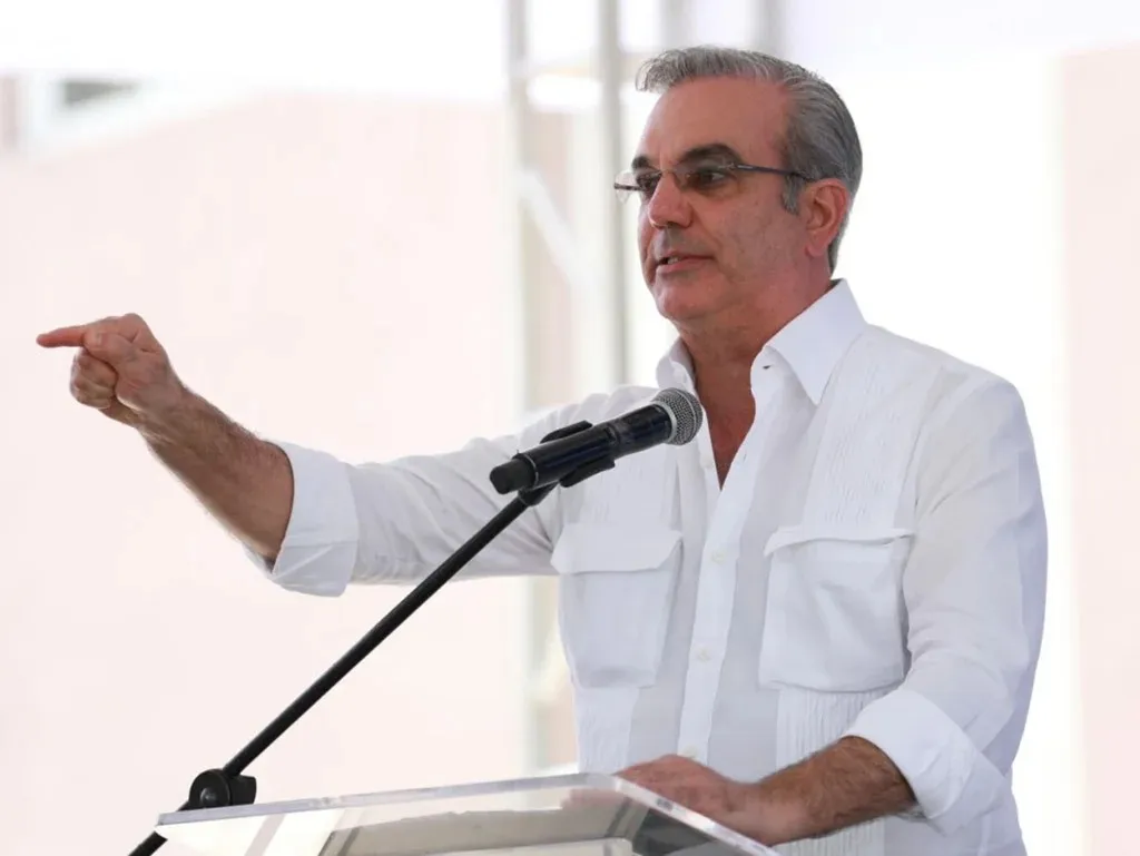 Abinader estrena en Maimón el puente La Leonora y asegura que su gestión ganará al comparar obras