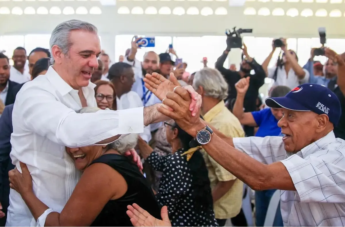 Abinader lanza «El Presidente en el Barrio» y agota una agenda de obras, títulos y viviendas