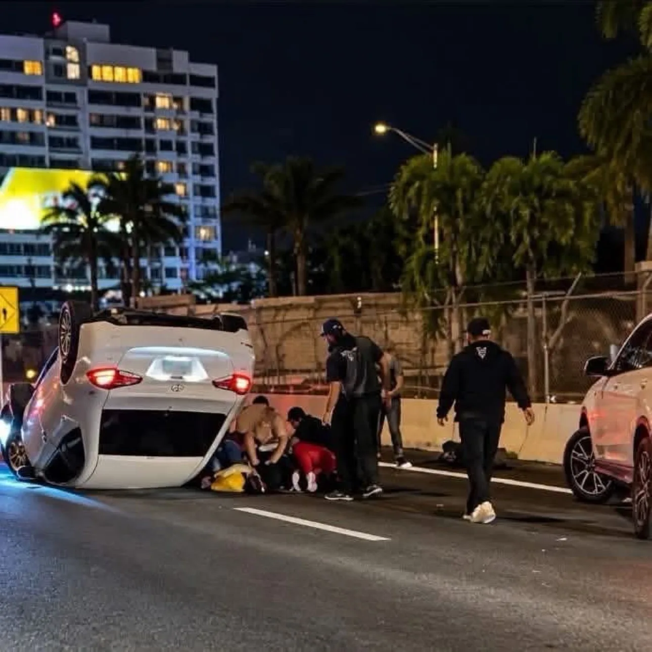 Vehículo termina volcado en la avenida Martínez Nadal