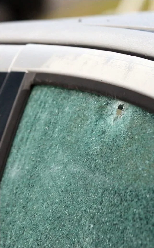 Cristal de un vehículo con impacto de bala durante el operativo en Cayey