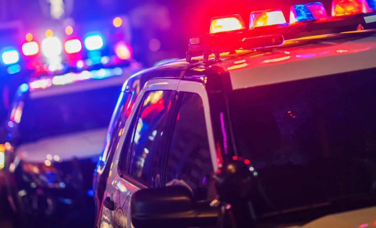 Cuatro agentes disparan y matan a un hombre armado buscado por delitos graves en un complejo de apartamentos en Tennessee
