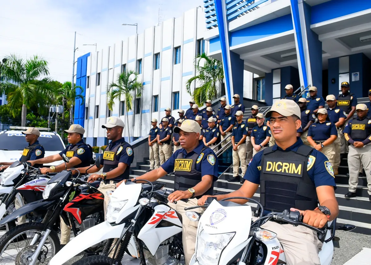 Agentes del DICRIM de la Policía Nacional dominicana en formación junto a motocicletas patrulla