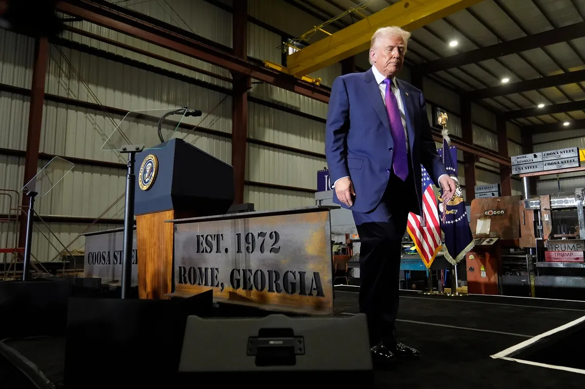 La aprobación de Trump cae a su nivel más bajo: solo el 33% lo aprueba, según una encuesta