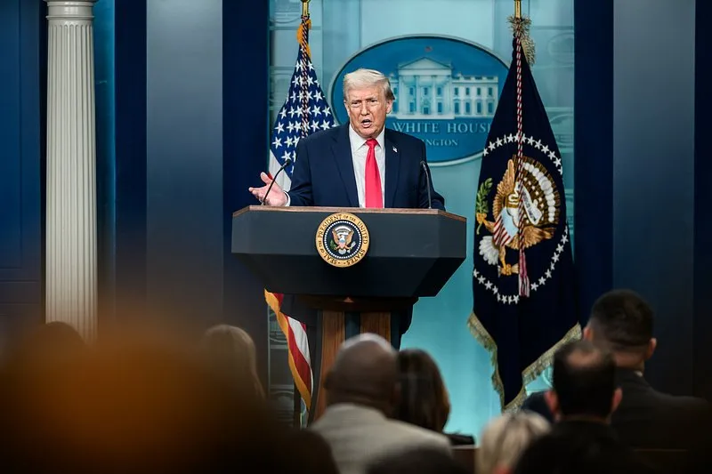 La aprobación de Trump sube a 32% mientras los demócratas aventajan por 11 puntos en la carrera por el Congreso, según Reuters/Ipsos
