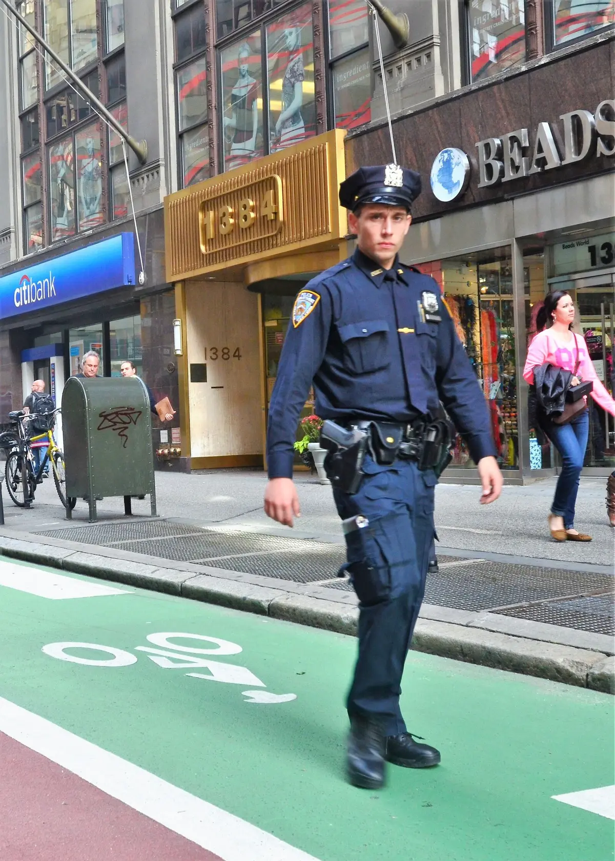 Arrestan al conductor que atropelló a un oficial del NYPD en el Bronx y huyó de la escena