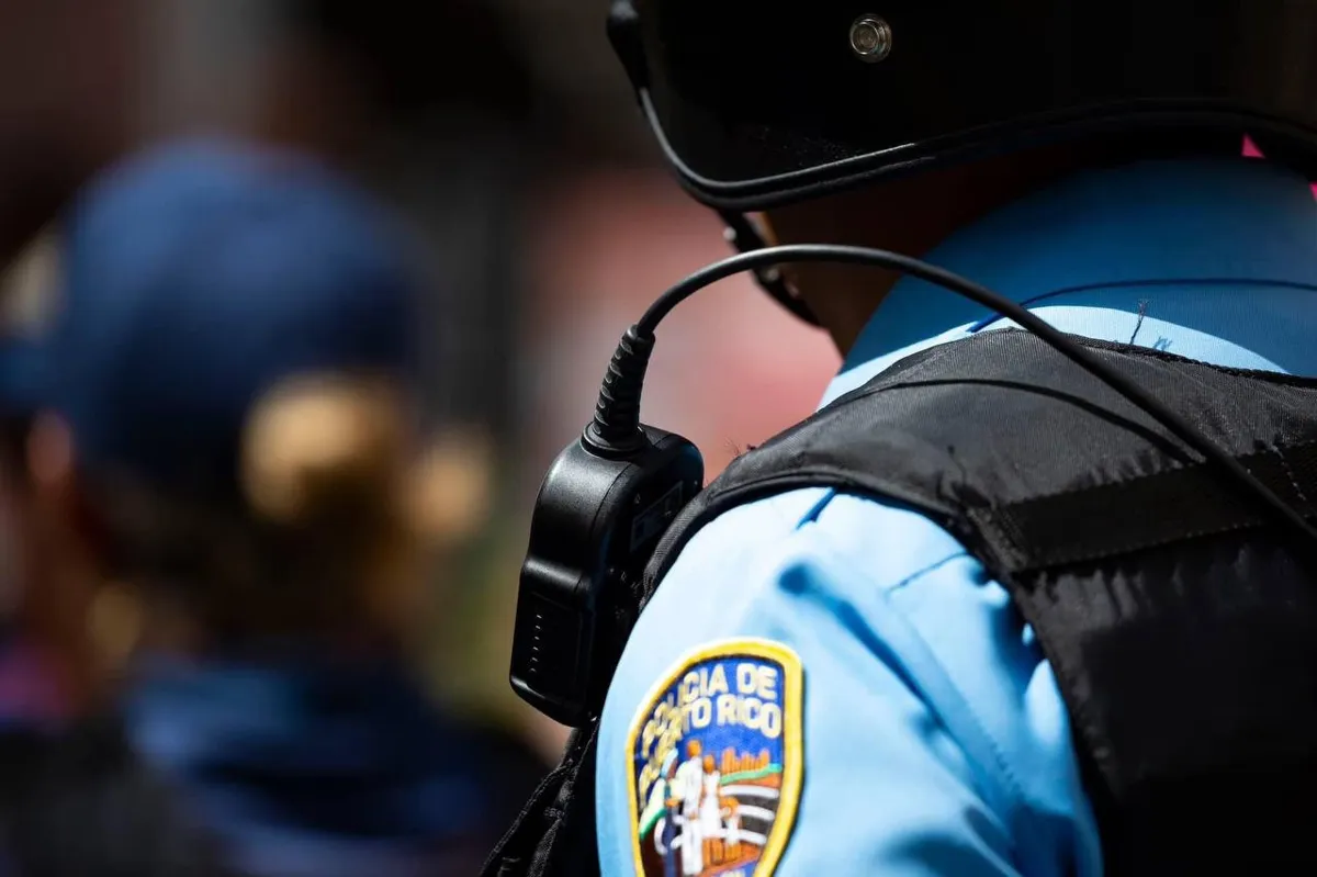 Hombro de un agente de la Policía de Puerto Rico con el parche de la Uniformada y un radio durante un operativo