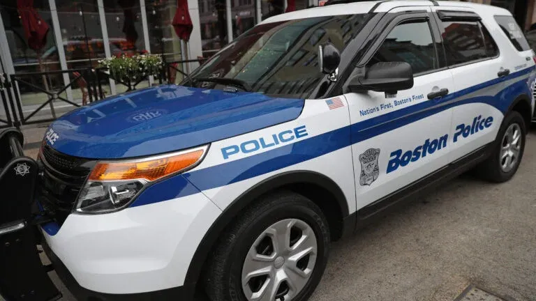 Arrestan a un hombre de 25 años con una ametralladora en Dorchester, Boston