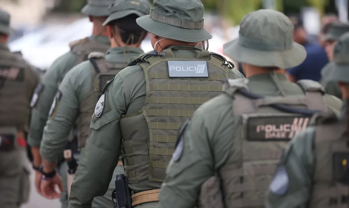 Arrestan a tres personas, entre ellas un menor de 16 años, con una pistola y 183 municiones en Santa Isabel