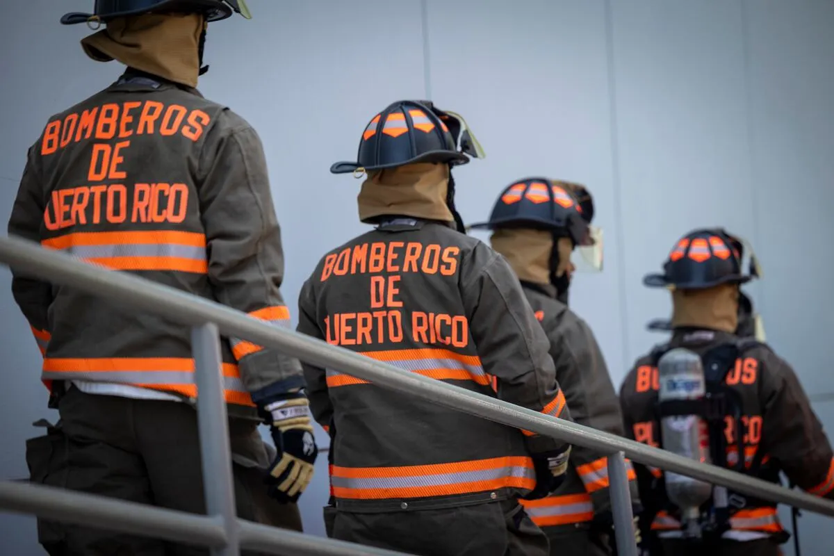 Los bomberos controlan un incendio en un edificio de apartamentos de Santurce