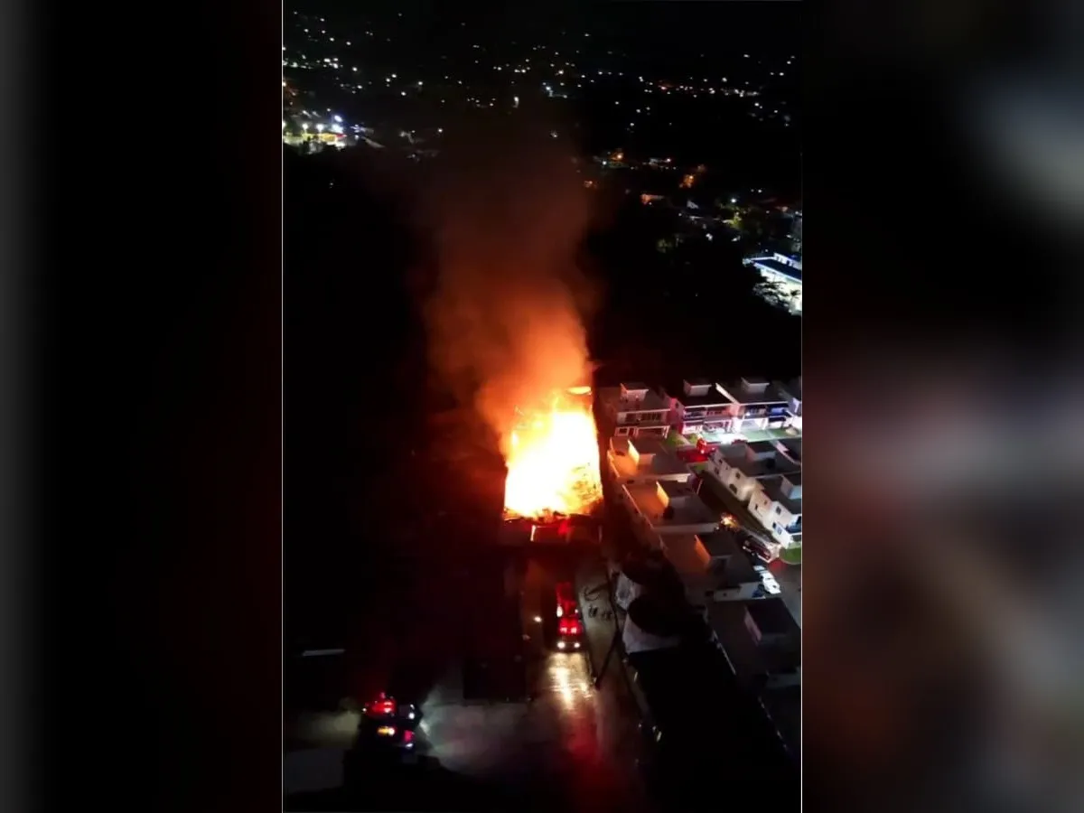 Bomberos controlan tras más de cinco horas el incendio de la fábrica de aceite La Coquera en Cambita Garabitos