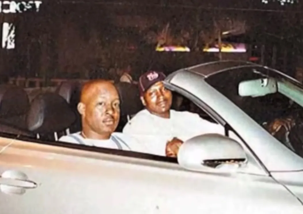 Sherman Kemp en su juventud junto a otro hombre en un automóvil descapotable, de noche, en sus años de esplendor en Baltimore