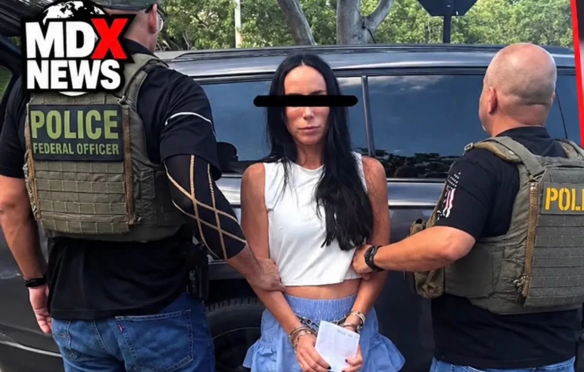 La expresentadora mexicana Inés Gómez Mont, esposada y con los ojos cubiertos, escoltada por dos agentes federales junto a una camioneta en Miami