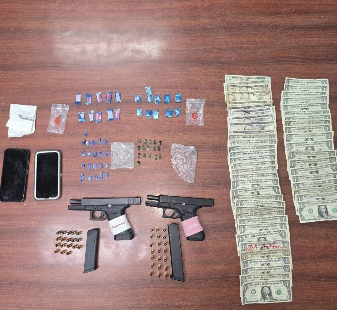 Capturan a un prófugo y arrestan a dos hombres en un operativo antidrogas en Aguadilla: ocupan dos pistolas, crack, cocaína y fentanilo