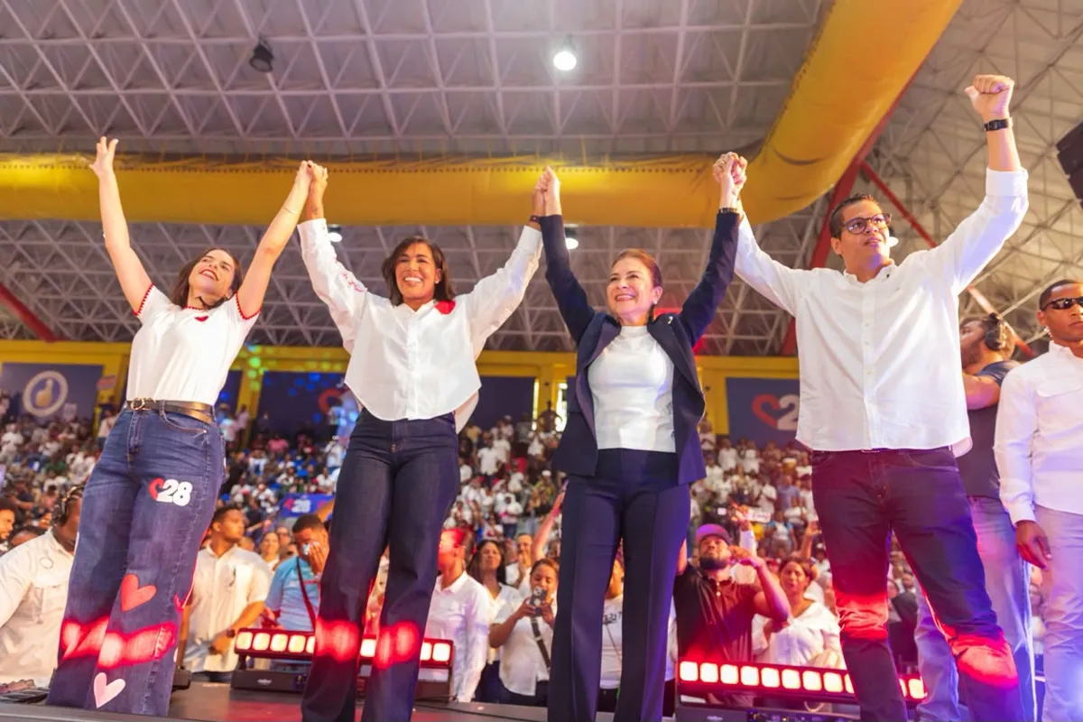 Miles de jóvenes quedan juramentados en los 32 comandos provinciales del proyecto de Carolina Mejía