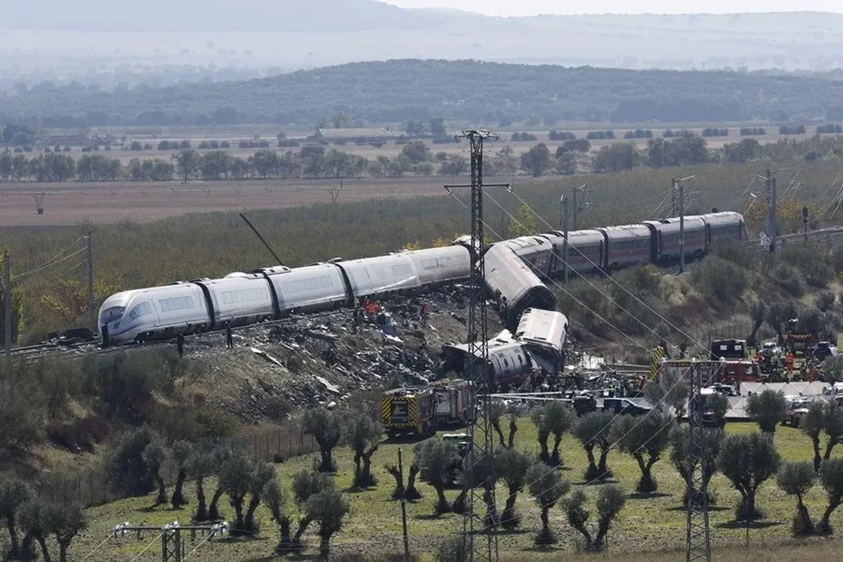 Suben a 69 los muertos por el choque de trenes en España: la investigación apunta a una orden del centro de control de Adif