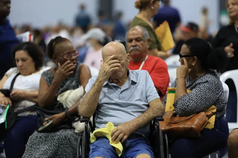 Cientos esperan bajo el sol en Hato Rey para volver a recibir el PAN: 