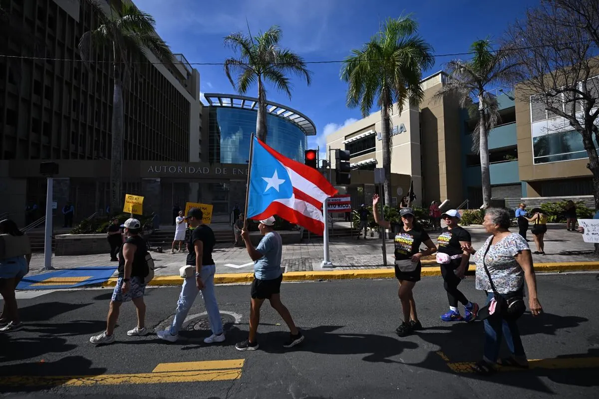 Ciudadanos protestan frente a la sede de LUMA Energy en Santurce por el alza en la luz: «Los aumentos son insostenibles»
