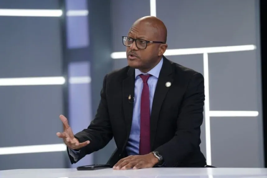 Luis Peña Núñez, presidente del Colegio Médico Dominicano, gesticulando durante una entrevista en un estudio de televisión