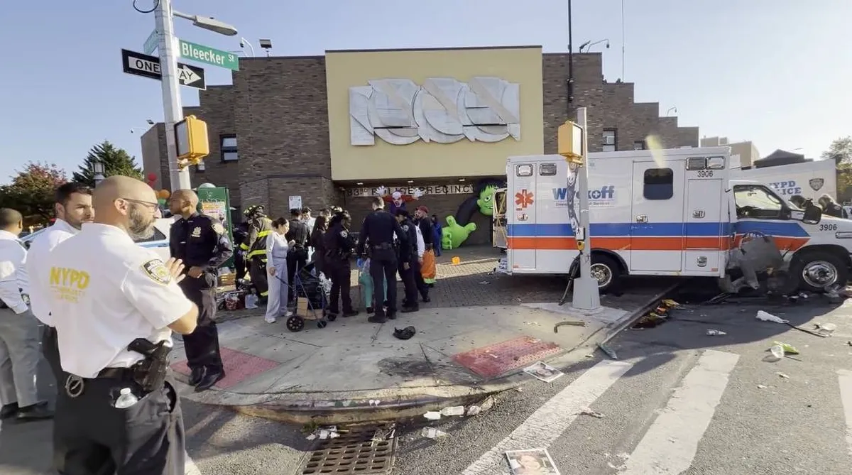 Agentes del NYPD y paramédicos en la esquina de Bleecker Street, en Bushwick, junto a la ambulancia impactada durante el evento de Halloween