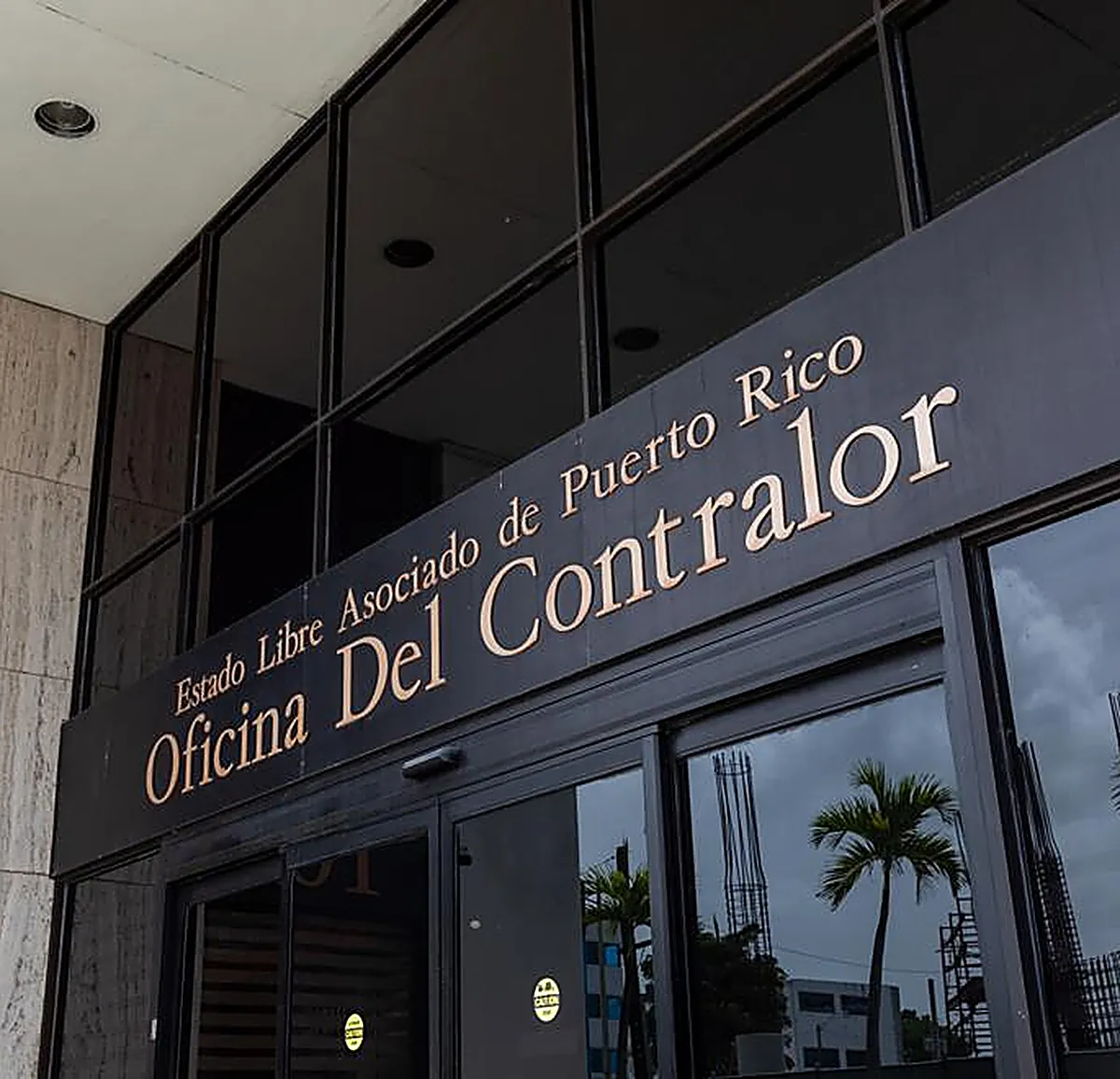 Fachada de la Oficina del Contralor de Puerto Rico, con el rótulo de la agencia sobre la entrada de cristal del edificio