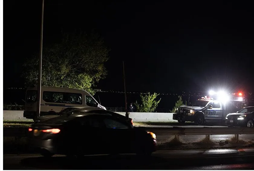 Oficiales del NYPD en la escena nocturna del ataque contra una corredora en Bath Beach, Brooklyn