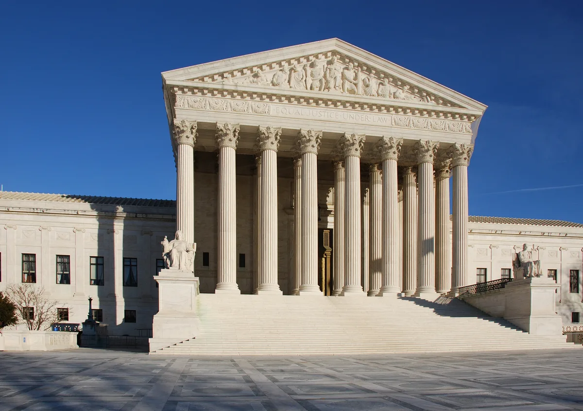 La Corte Suprema permite a Trump mantener una política que impide cerrar procesos de deportación