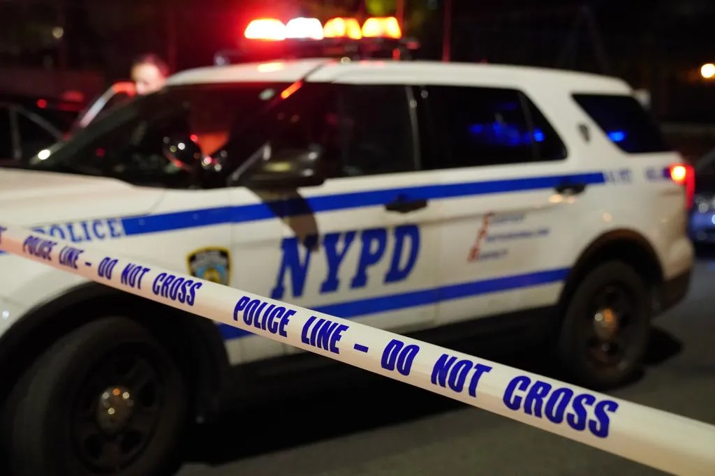 Cuatro apuñalados y una mujer baleada por la Policía en una aparente invasión de hogar en Jamaica, Queens