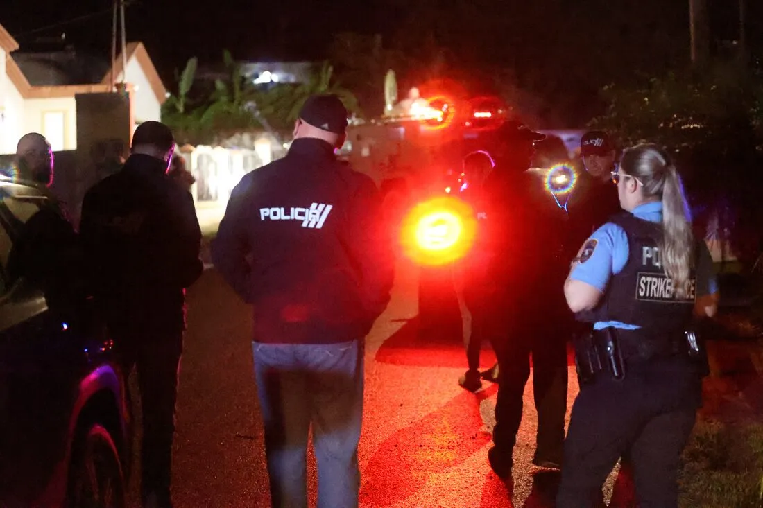 Oficiales de la Policía y agentes federales en una de las escenas intervenidas durante la noche.