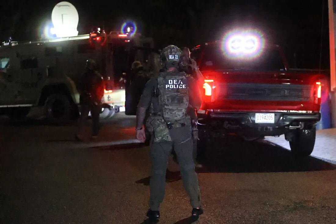 Un vehículo blindado y un agente de la DEA en una de las intervenciones de la madrugada.