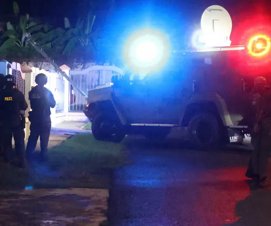 Vehículo blindado con las luces encendidas en una calle del oeste durante el operativo.