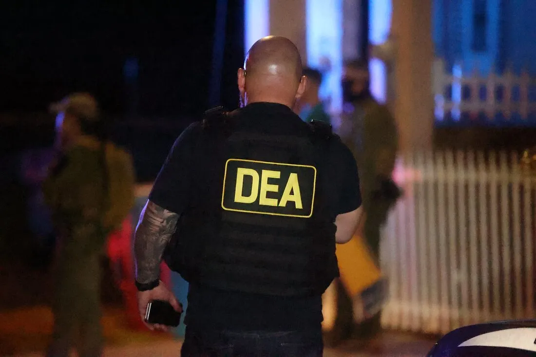 Un agente con chaleco de la DEA durante el operativo de madrugada.