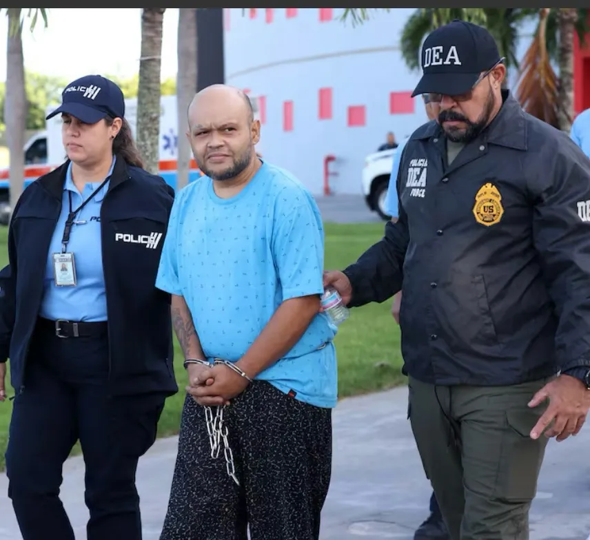 Efraín Colón-Morales, alias «Cholón», a quien el organigrama de la DEA ubica entre los vendedores de la organización, es escoltado por una oficial de la Policía y un agente de la DEA en el Coliseo Raymond Dalmau.
