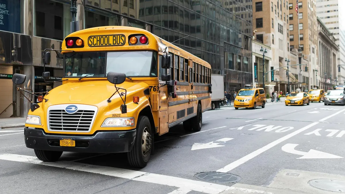Dejan a seis estudiantes de educación especial más de cuatro horas en un autobús escolar en Nueva York