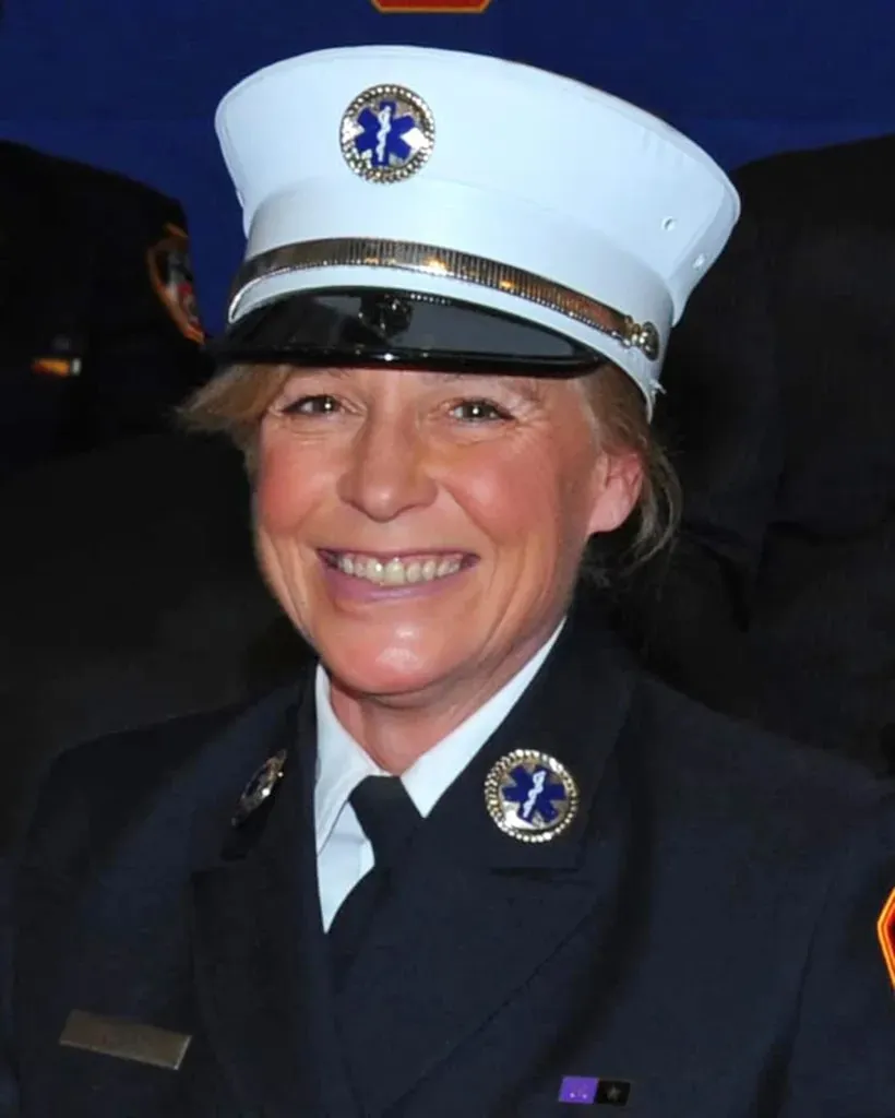 Develan en Astoria un mural en honor a la capitana del FDNY Alison Russo: 