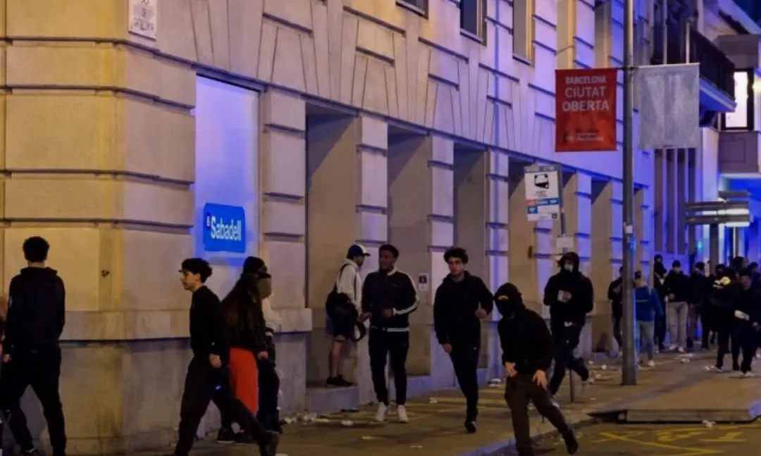 Disturbios en Barcelona: una protesta juvenil deja 100 detenidos y 14 comercios saqueados