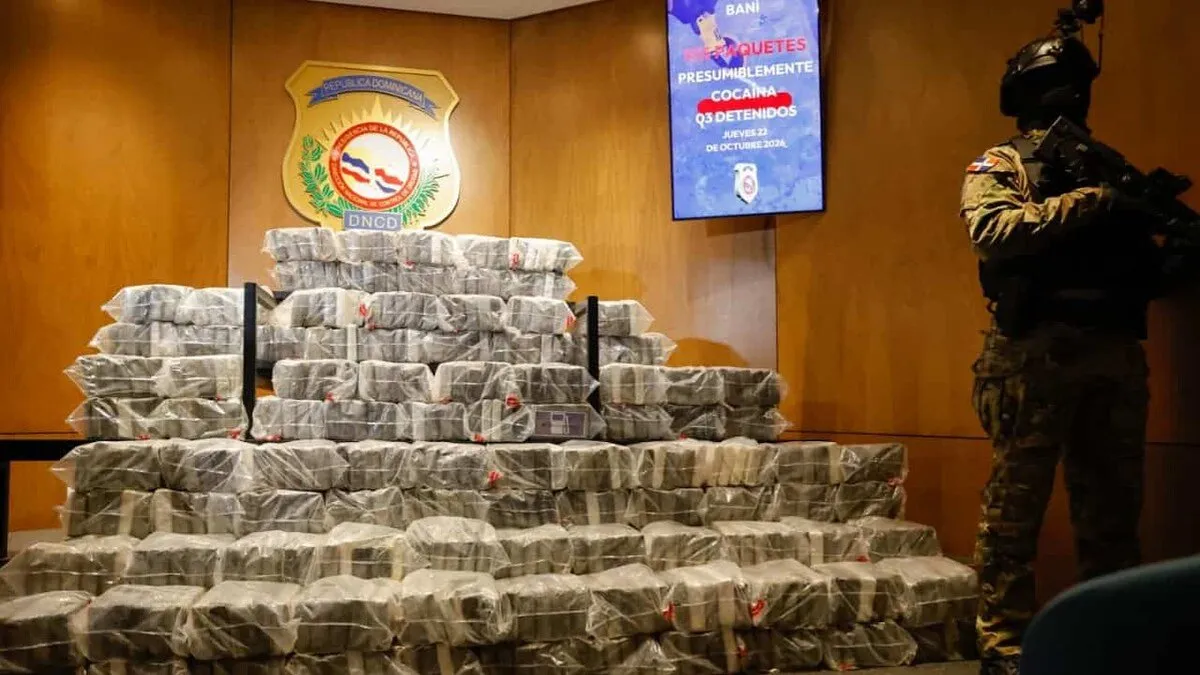 Interceptan frente a Baní una lancha con 555 paquetes de presunta cocaína y detienen a tres dominicanos