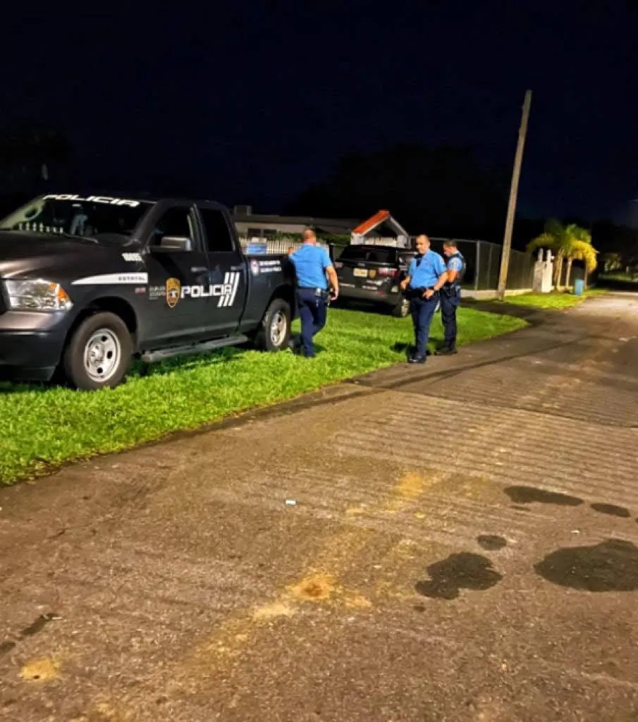 Dos hombres con armas largas le roban el auto a un conductor detrás de un centro comercial en Bayamón
