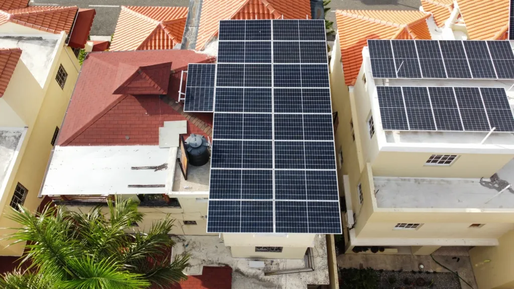 Edesur cobrará un cargo por uso de la red a clientes con paneles solares a partir de noviembre