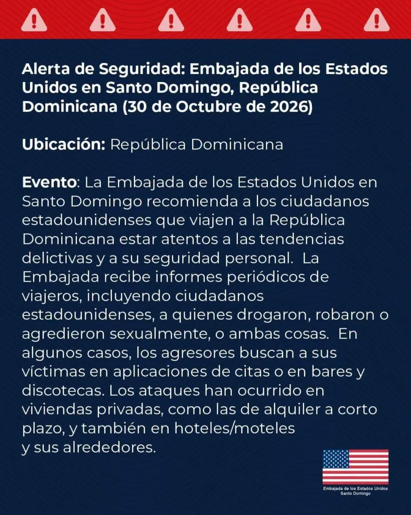 Fachada del edificio de la Embajada de Estados Unidos en Santo Domingo, con palmeras en la entrada y ventanales de cristal