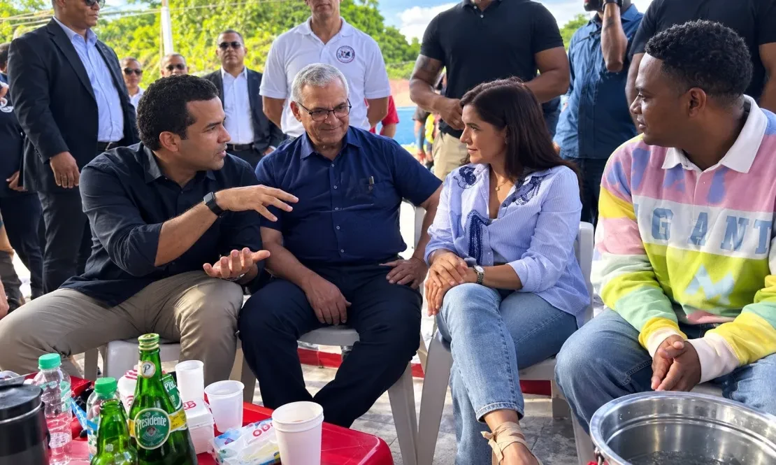 La embajadora de EE. UU. juega dominó en un colmado de Baní con Gonzalo, Omar y Alofoke