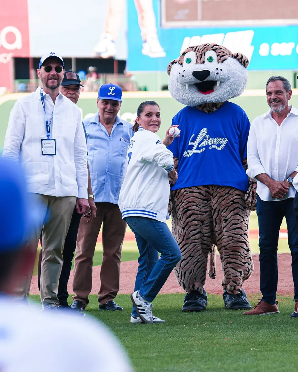 La primera bola del clásico Licey-Escogido de este domingo la lanzó la embajadora Leah Campos