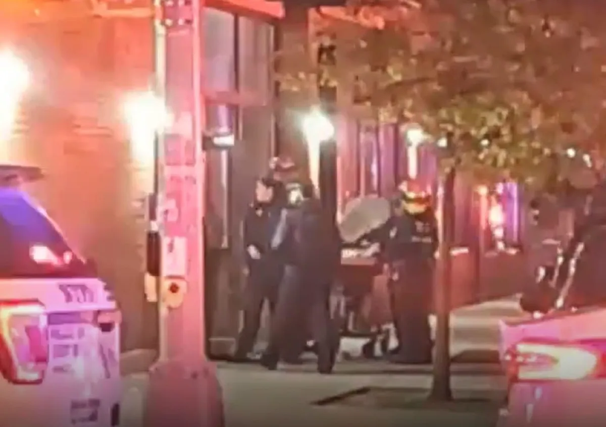 Era el exnovio: un hombre de 68 años baleó a su exnovia de 70 y a la nueva pareja de ella en un edificio del Bronx, según fuentes policiales