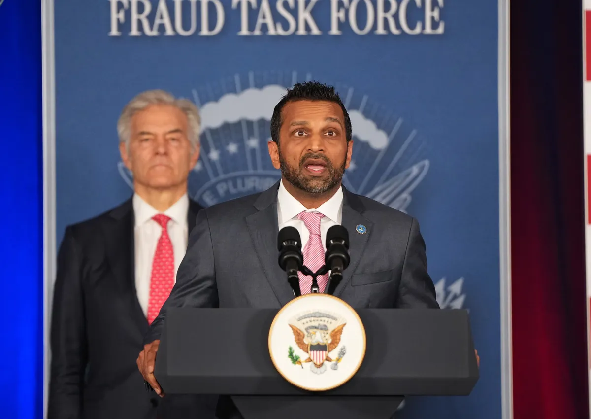 El director del FBI, Kash Patel, habla desde un podio con el sello presidencial durante la conferencia de prensa del grupo de trabajo antifraude de la Casa Blanca en St. Cloud, Minnesota.