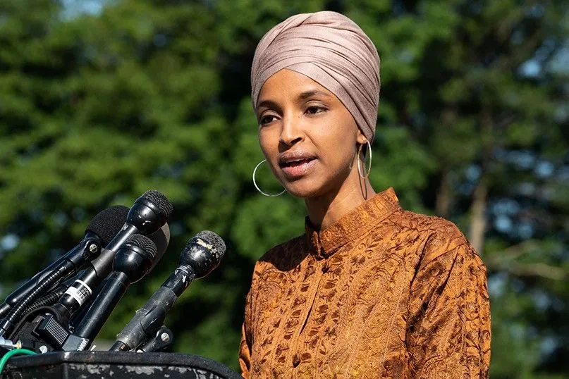 Federales arman el caso para deportar a Ilhan Omar: le ocuparon el celular, las computadoras y el pasaporte en el allanamiento