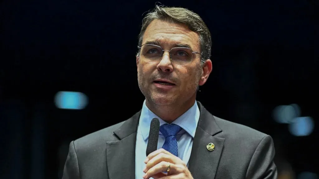 Flávio Bolsonaro huye de Brasil por Argentina y busca refugio en Estados Unidos tras perder ante Lula
