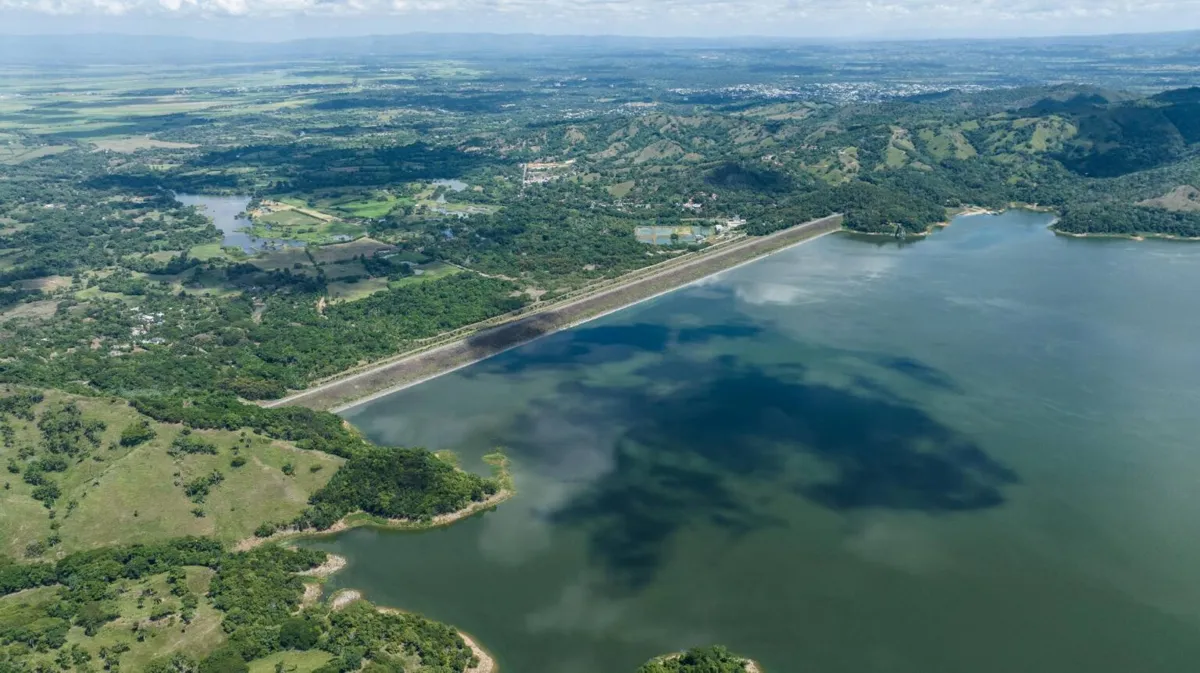 La Fuerza del Pueblo pide detener la extracción de sedimentos en la presa de Hatillo