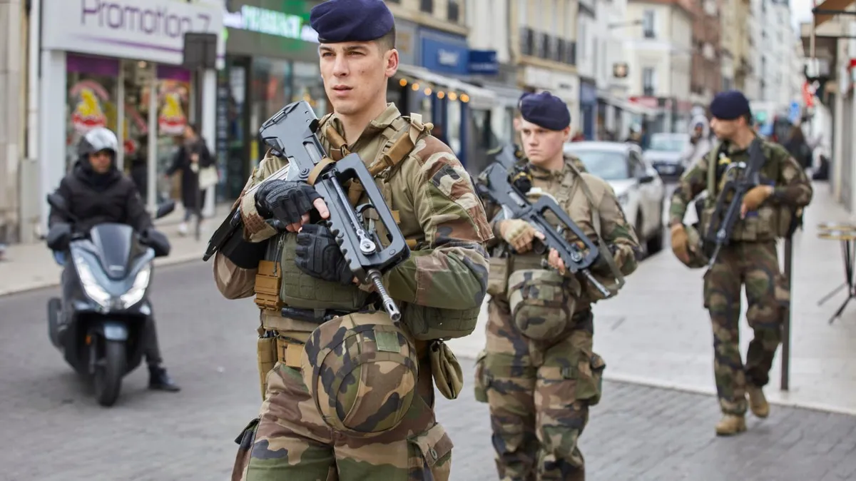 Francia desplegará soldados en las calles este sábado para contener la nueva ola de protestas